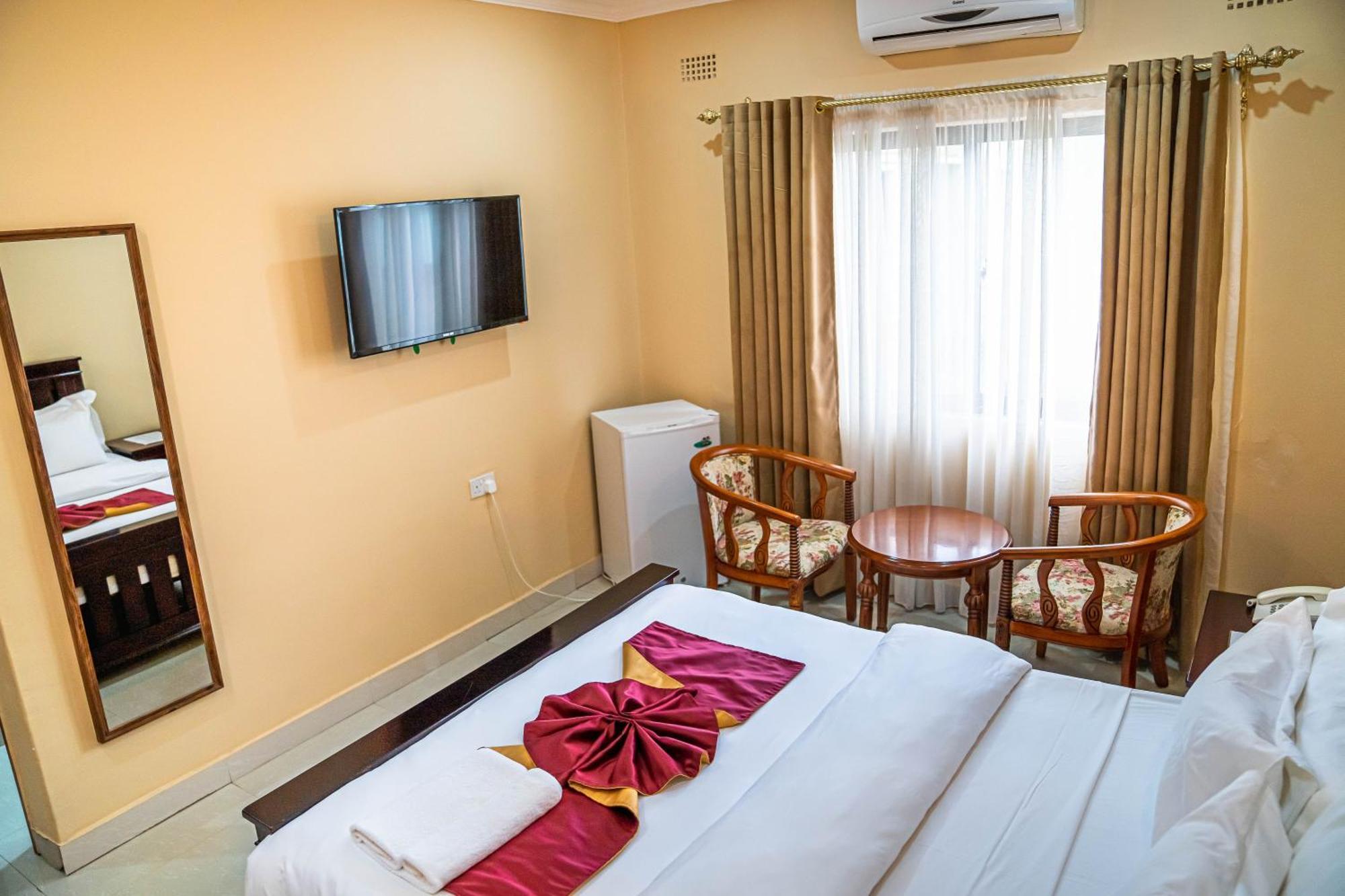 Nyamfinzi Hotel Chipata Bagian luar foto